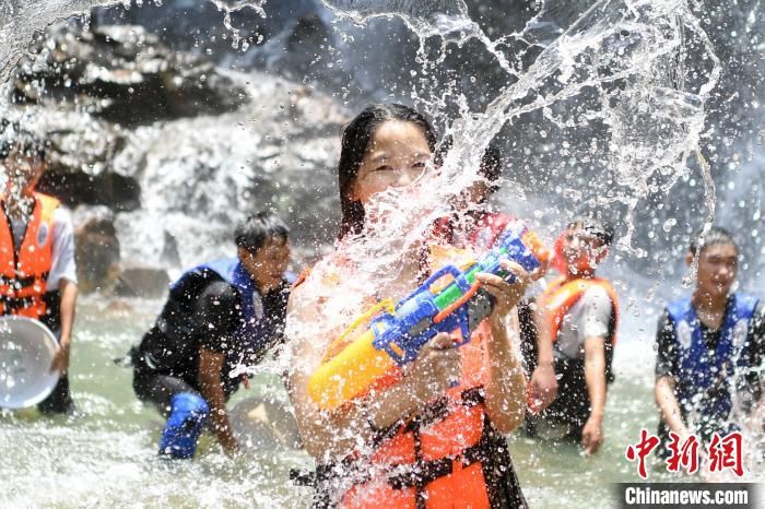 高温|湖南持续高温 民众溯溪泼水避暑