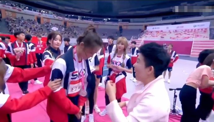  邓亚萍|《超新星》王艺瑾让邓亚萍难堪，刚戴上奖牌就自己摘下，场面尴尬