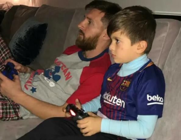  特尔|小蒂总想成为门将！特尔施特根收他为徒：梅西帮过我，就当报恩