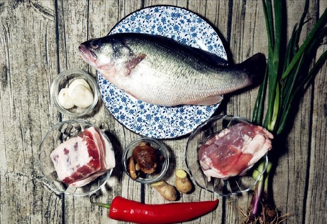  羊肉|鲈鱼不清蒸，还能这样吃，色香味俱全，好吃翻倍，招待客人有面子