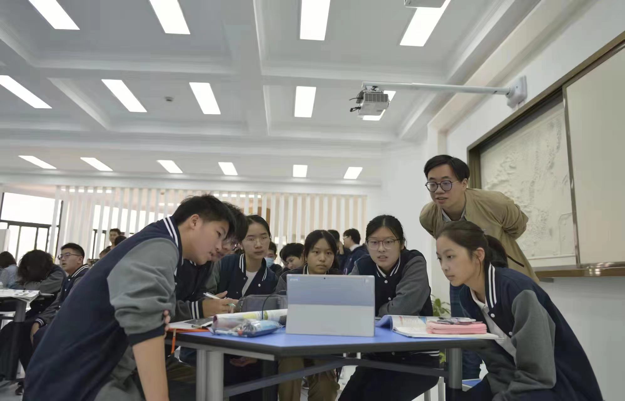 7项举措推进科学教育、改善教师阶段性居住困难……教师节前黄浦教育再传利好