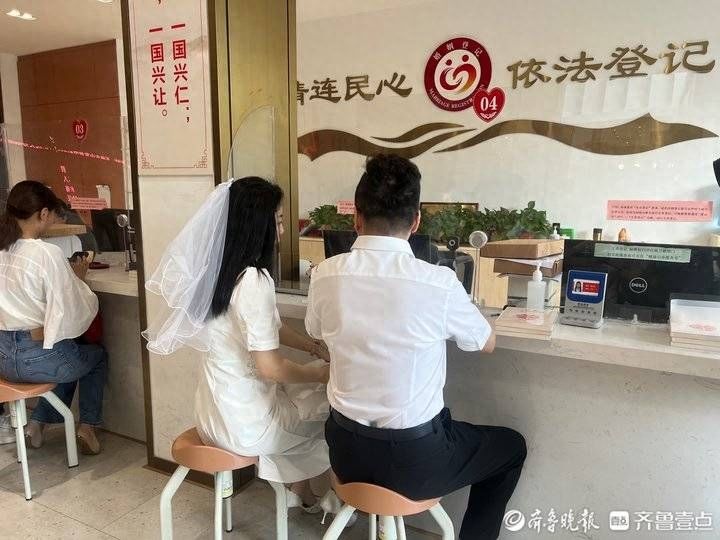 七夕甜蜜＂暴击＂！头戴婚纱、手拿鲜花，结婚登记处被幸福包围