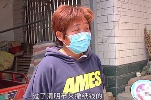  家门口|男子被分手想复合，天天上女孩家找人，还在她家门口撒纸钱