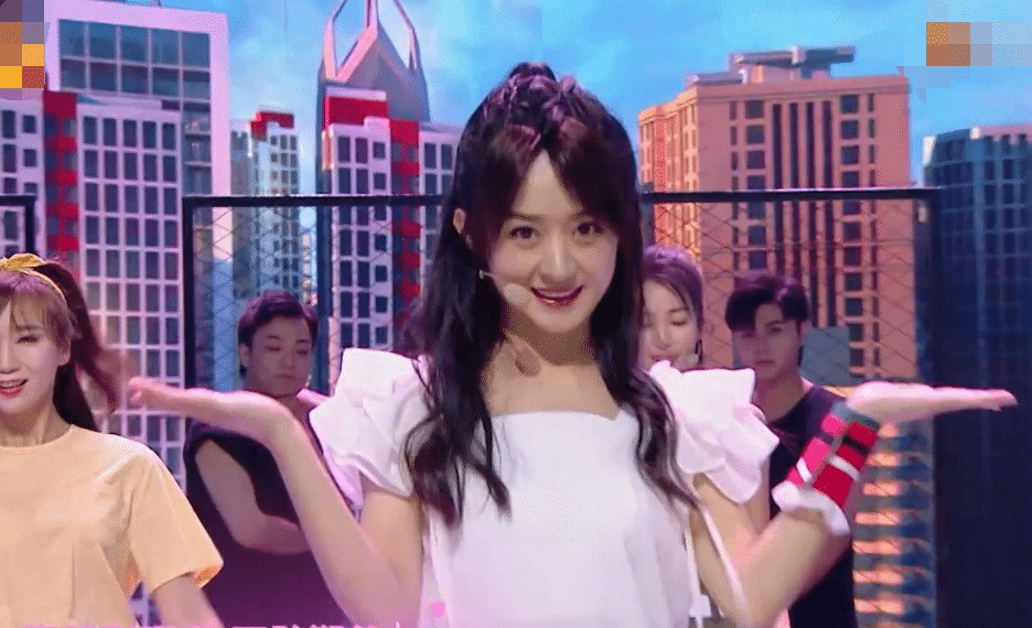  比例|赵丽颖节目唱跳表演, 当镜头拍到她的全身, 这身材比例没看错吧