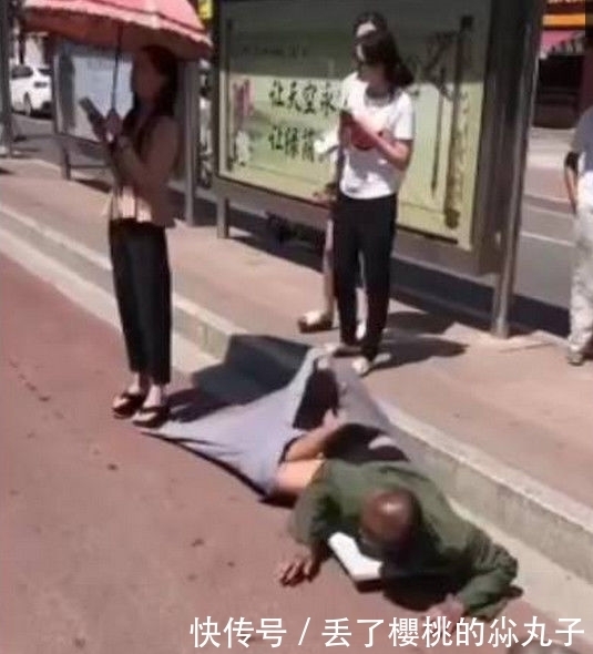  站台|公交车站台爬来了一名乞丐，女子看出端疑，当场下去踩了他一脚