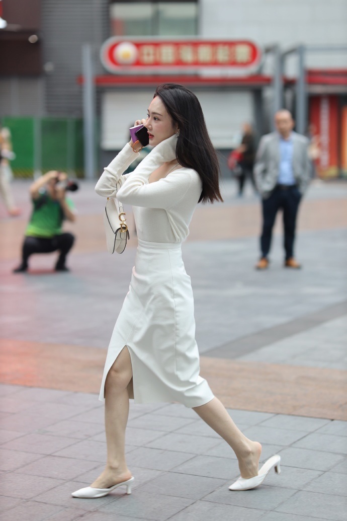  针织衫|街拍：小姐姐白色长袖针织衫搭配半裙，看着太纯洁了