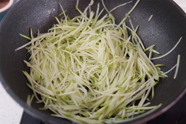  腌萝卜丝|农家奶奶腌萝卜的好方法，12个小时就能吃，香辣可口，嘎嘣脆