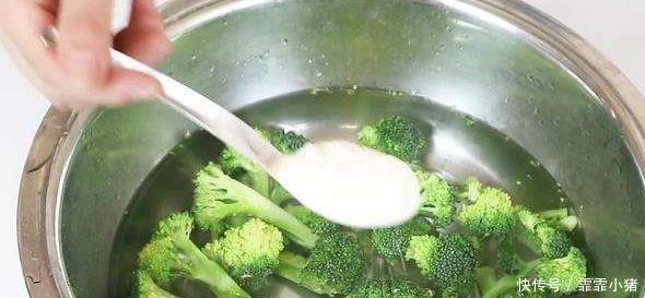 往里面加|清洗西兰花时,别傻傻加盐,多加这样东西,脏东西自动跑出来