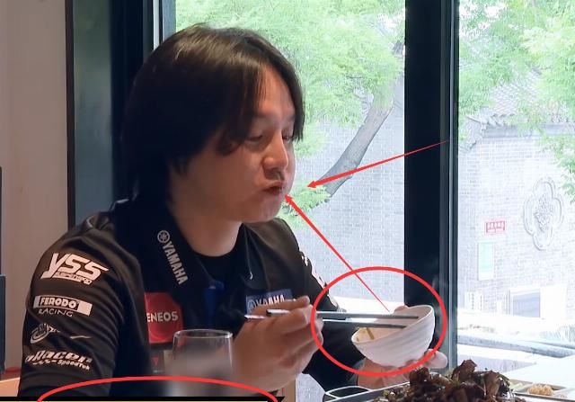  不用|尹正录真人秀称饭店点菜不用等，当得知谁结账，才知明星为什么喜欢上真人秀