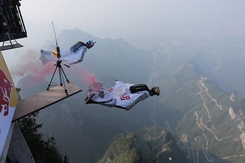 飞行|从腾云驾雾、轻功到“翼装飞行”，有机会像老鹰一样在天空中滑翔