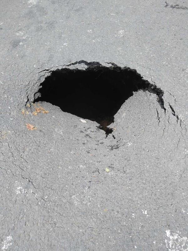  大雨|大雨过后，路面塌出一深洞