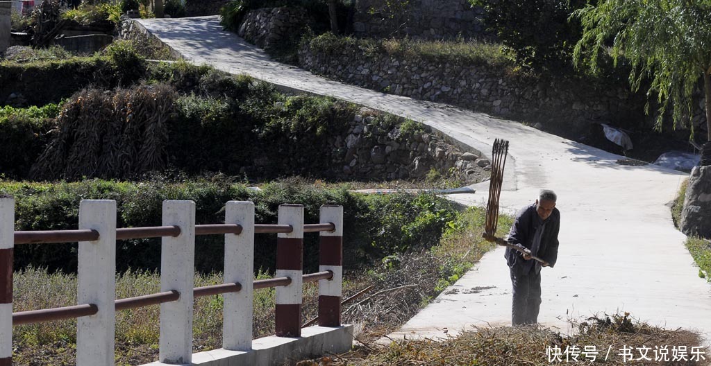 山里|秦岭山里63岁老人河里洗衣服、路边打豆子,老伴为啥不干活