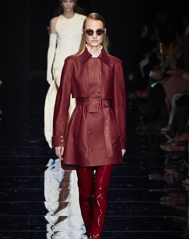  身姿|Sportmax展现女性妙曼身姿略带甜美感的剪裁与不对称美学打破刻板