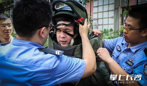  移除|排爆民警身穿70斤“铠甲”，顶着高温移除“爆炸物”