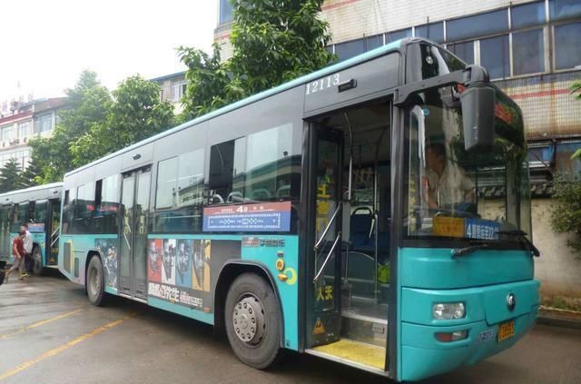 公交司机|贵州公交坠湖,司机是封闭性思维受害者,大学生最该吸取教训