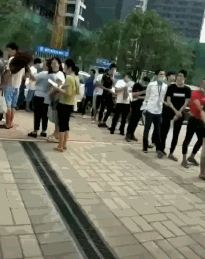 工作人员|苹果代工厂乱扔员工证件,有人卑微弯腰拾起!这届年轻人服软了?