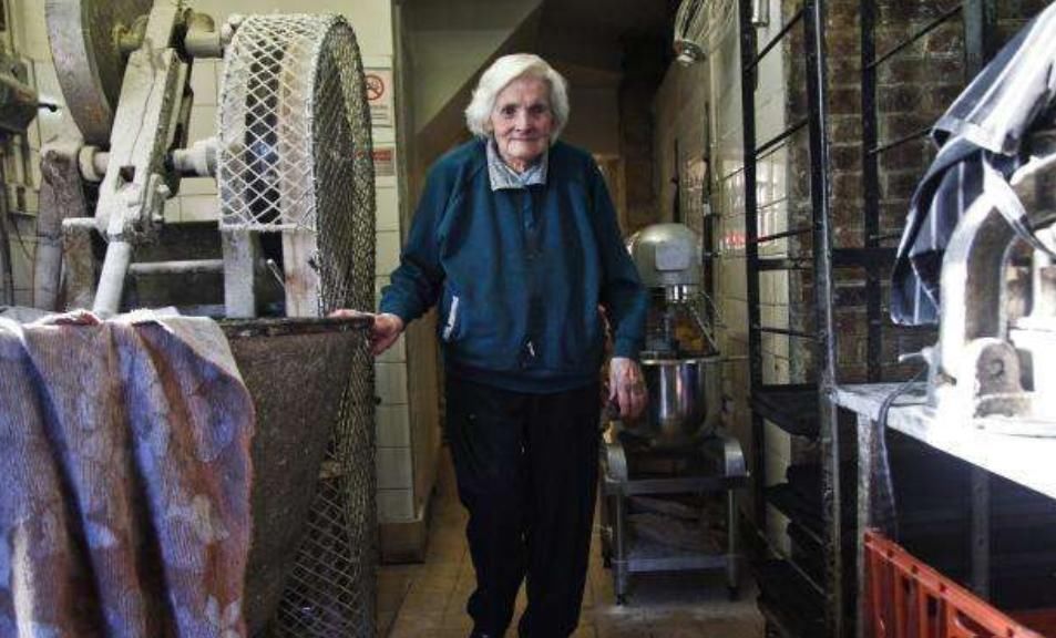  丈夫|英国100岁老奶奶和72岁儿子 决定关闭67年的面包店退休