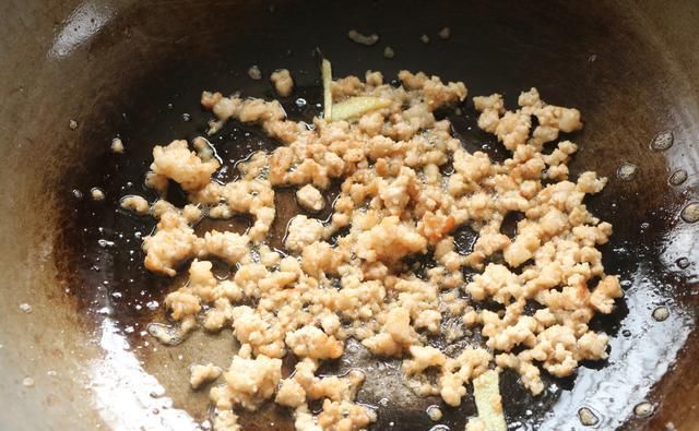  伏天|伏天别炒菜了，学会这个懒人焖饭，有菜有肉有饭，太适合懒人了！