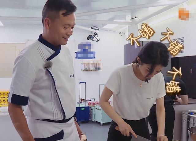  中餐厅|《中餐厅4》首播，赵丽颖学切牛肉，看到李浩菲的举动也太暖心了