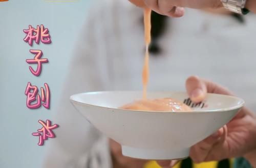  赞暖|黄晓明做桃子冰沙，赵丽颖看到后一脸嫌弃，而李浩菲的反应被赞暖心