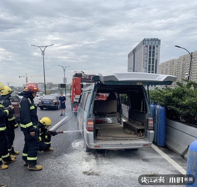  液氧|杭州德胜快速路上面包车后轮起火，灭火后消防一开车门：装了32个满罐液氧瓶