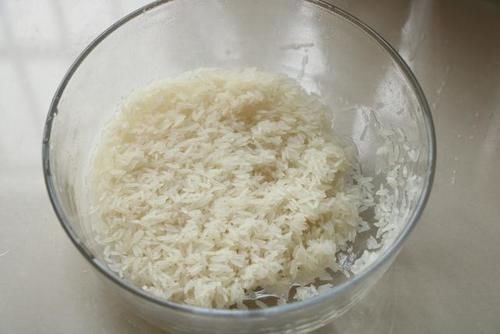 学会|伏天别炒菜了,学会这个懒人焖饭,有菜有肉有饭,太适合懒人了!