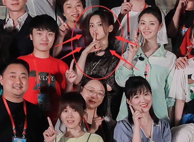  合照的时|赵丽颖杀青合照站C位，我的目光却聚焦于，飞行嘉宾王俊凯杨超越