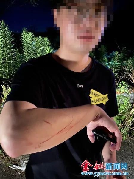  深夜|90后小伙深夜开着大奔独自上山，突然冲出山路