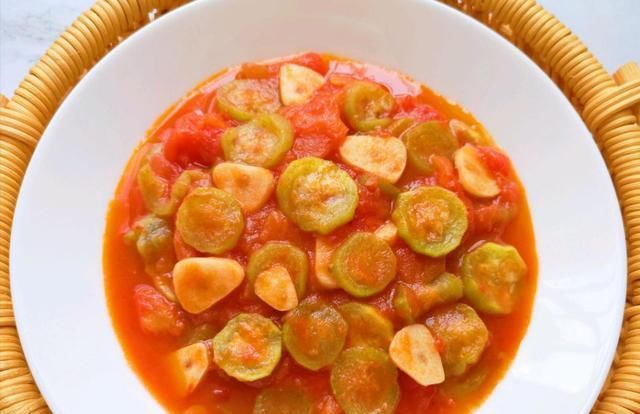  下饭|西红柿别再炒鸡蛋了，和它炒清热解暑还下饭，我家连汤也喝