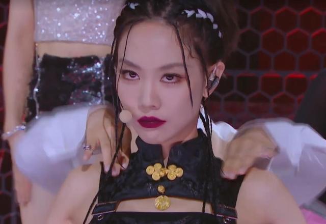 王智|王霏霏劈叉动作撞车王智,王智都看懵了,这个临场反应彰显情商