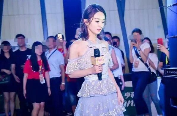  嗓子|明星演出时话筒没声音，吴亦凡，千玺扯着嗓子唱，蔡徐坤太机智！