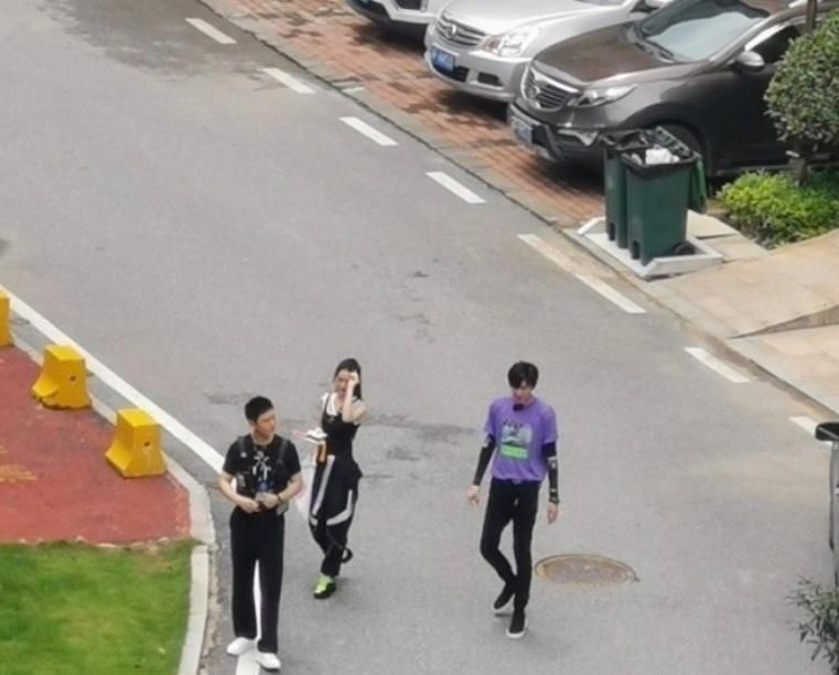  路透|赵丽颖《中餐厅》路透，穿小背心显好身材，看到小孩后母爱爆棚