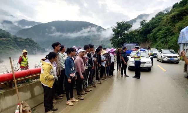 车违法载|冷汗直流!再看几起非法载客、超员案例! | 畅行中国 交警同行