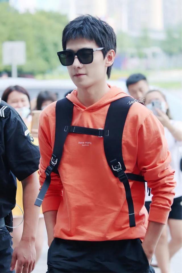  时隔|杨洋时隔五年再上真人秀，抹黑脸穿保安服太拼，帅气值有影响吗？