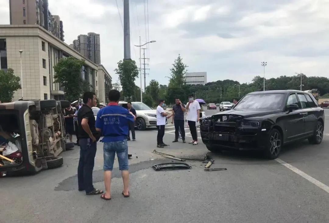  违法行为|长沙一面包车撞劳斯莱斯，交警定责了！