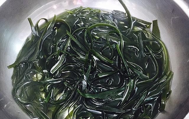  凉拌菜|夏天想要清凉解暑，凉拌菜必不可少！凉拌菠菜，味在嘴里爽到心里