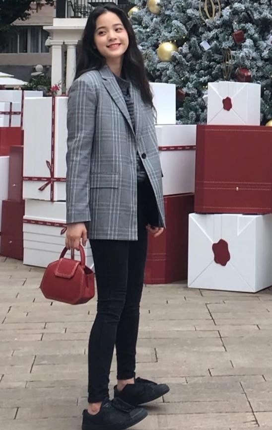  特效|欧阳娜娜穿“平底鞋”逛街被偷拍！故意关了10级瘦身特效，腿型过于真实了