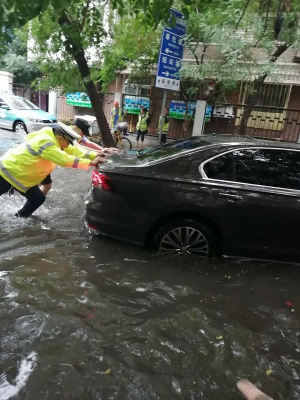  交警|车辆雨中熄火 交警蹚水推车