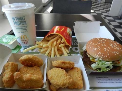  晓得|现在才晓得，原来麦当劳留了挤番茄酱的地方，我却一直挤在纸巾上