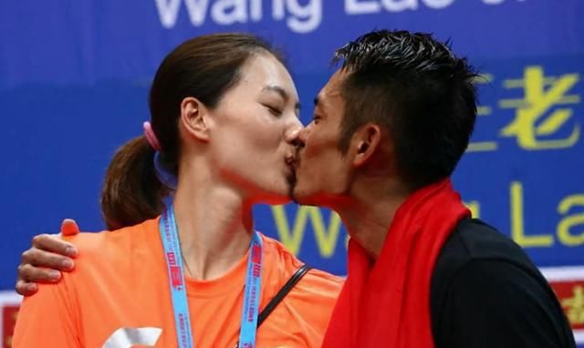  亲吻|谢杏芳罕见秀恩爱！称每次出门都和林丹拥抱亲吻，网友神回复亮了