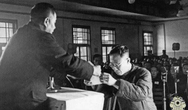 机场|末代皇帝溥仪的传奇一生:图5在机场被逮捕,图9特赦时泪流满面