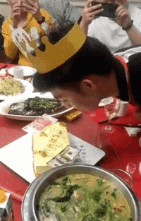  搞笑|搞笑GIF：用闺女钓小龙虾？确定是亲生的吗？