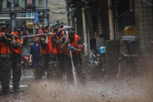 万州|重庆万州：洪水过后，武警官兵全力奋战清淤一线