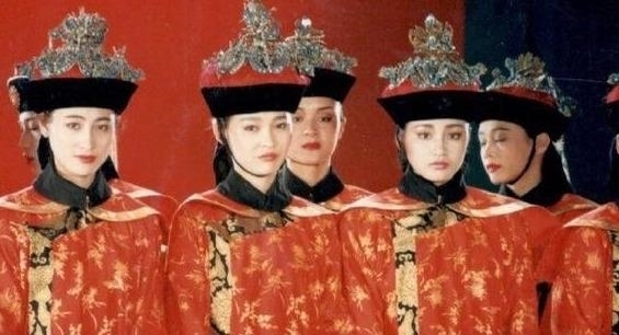 无人不知|王祖贤30年前旧照片流出,有谁注意她身后的群演?现已成当红巨星