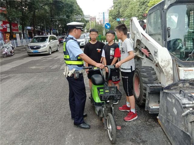  电动车|3名小学生骑一辆电动车 一路嬉笑打闹穿行车流，结果……