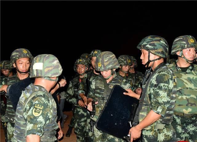  一战|5米外犯罪嫌疑人开枪拒捕，武警中队长果断击毙一战成名