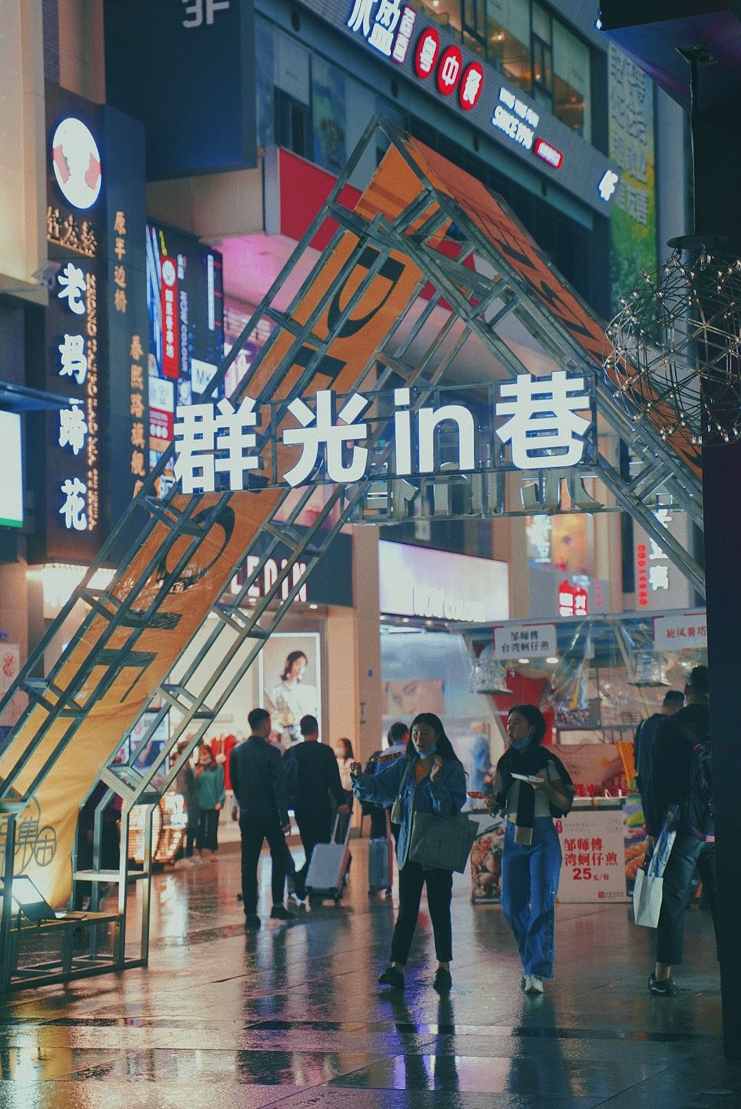 商场里|美食打卡攻略!每一个美食聚集地,都种满了成都人