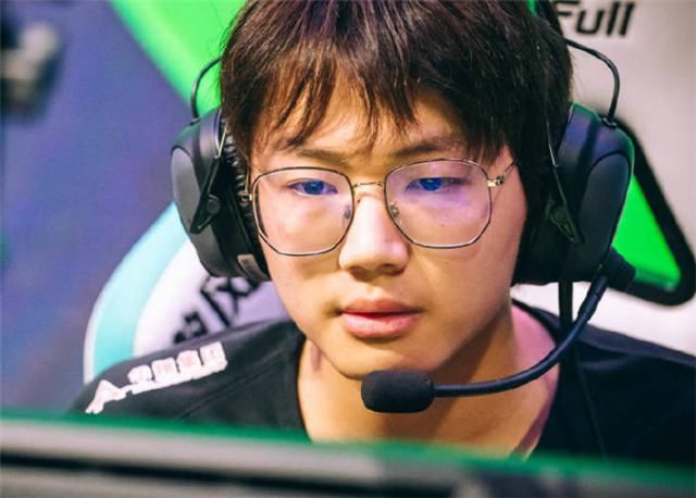  乐言|乐言向队友发出“邀请”，他只回一个表情，粉丝：这是官宣了吗？