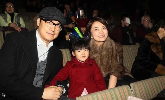 亲密|在KTV和一位白衣女子举止亲密,不知道这次王岳伦会做出什么回应