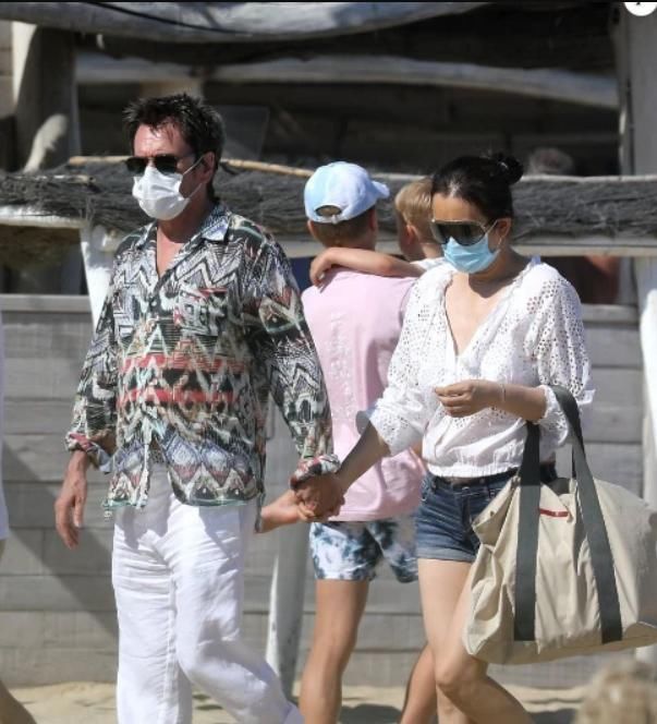 老公|巩俐穿“洞洞上衣”现身,55岁和大十几岁老公手牵手,越活越少女